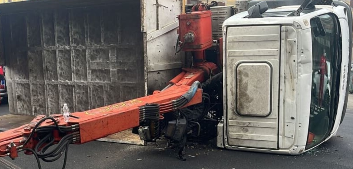 Paura a Torino – Camion gru si ribalta in strada, traffico in tilt