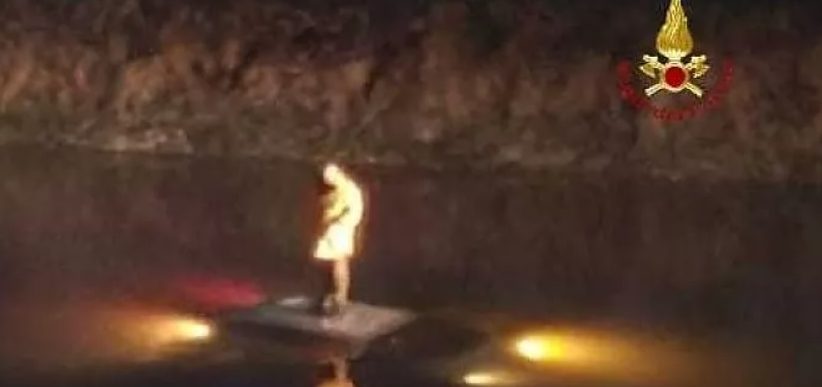 Piemonte – Finisce con l’auto in un canale: si salva salendo sul tetto. I pompieri arrivano in gommone