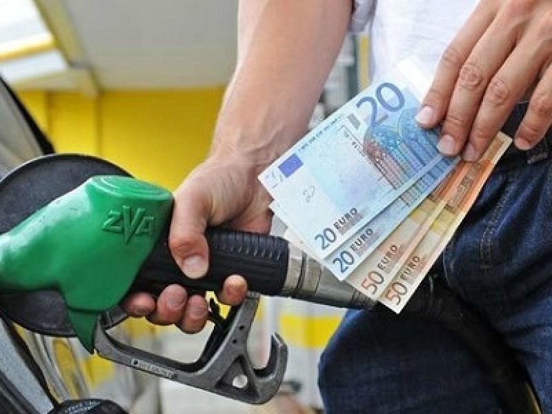 Carburanti, prezzi alle stelle – Il Governo taglia le accise, ma benzina e gasolio restano a costi altissimi. Ecco perché