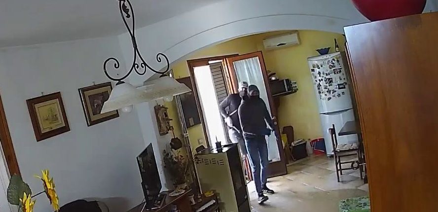 Torino – Ladri in casa, ‘beccati’ dalle telecamere, aprono la porta ai poliziotti. Arrestati