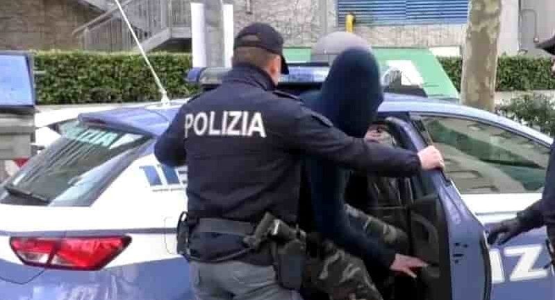 Torino – Tentato omicidio in strada: la lite con un ubriaco finisce a coltellate, ne partono 7: un uomo è grave