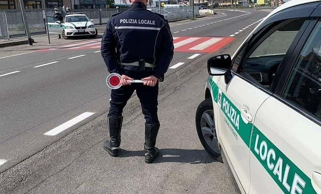 Controlli a Torino, raffica di multe per eccesso velocità. Marocchino folle tenta la fuga e sbanda contro auto