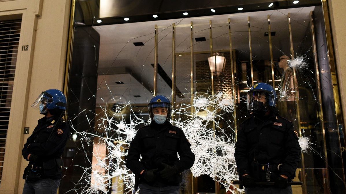 Torino – Devastarono e saccheggiarono 40 negozi in centro: danni per un milione di euro, 5 giovani portati in carcere