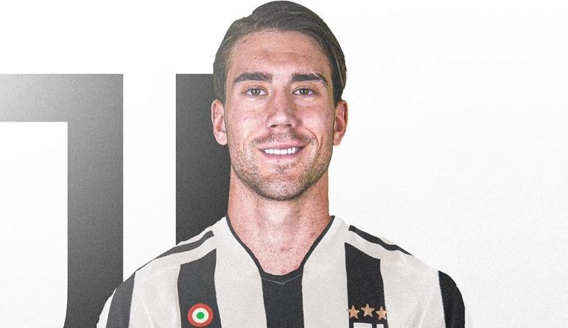 Juventus, Vlahovic è arrivato alla Continassa, acclamato dai tifosi: un colpo da 70 milioni