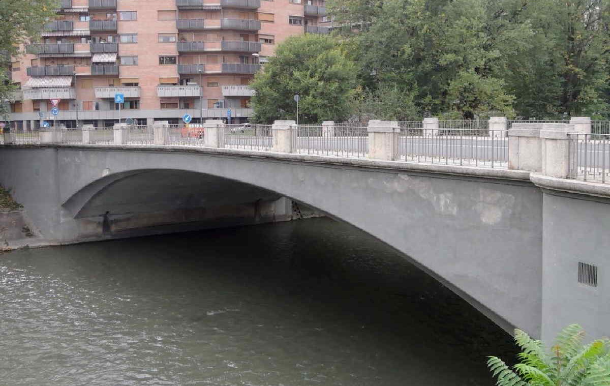 Torino – Uomo vuole gettarsi nella Dora, salvato da due vigilesse. Il Comandante: “Orgoglioso di voi”