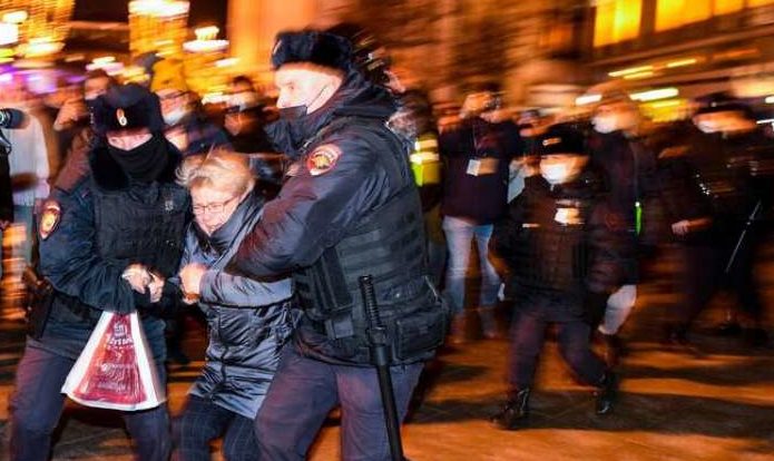 Anche la Russia scende in piazza contro Putin – Oltre 1400 persone arrestate nelle ultime ore