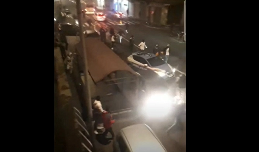Torino – Follia in Barriera: decine di africani assaltano volante della Polizia. Agenti in fuga VIDEO