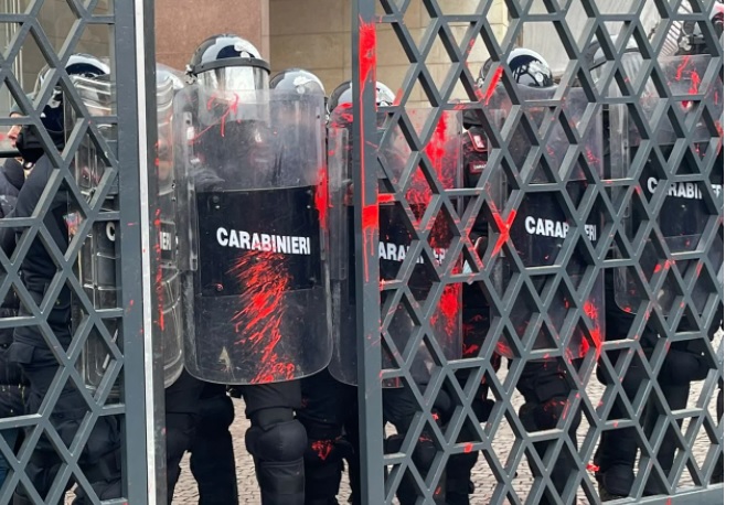 Caos a Torino – Studenti assaltano Confindustria: fumogeni e manganellate. 7 feriti