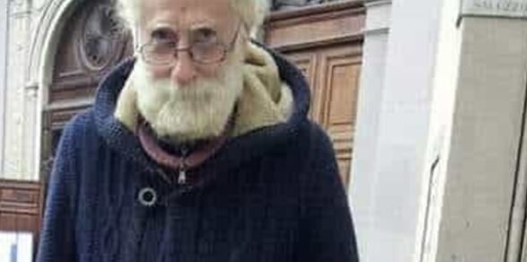 Torino – Muore da solo, vegliato per giorni dai suoi 4 cani: addio ad uno dei volti più noti di San Salvario