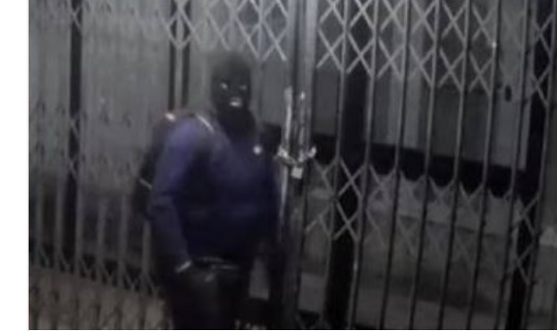 Torino – Furti nelle scuole, ladro scoperto mentre scassina distributori automatici. Arrestato