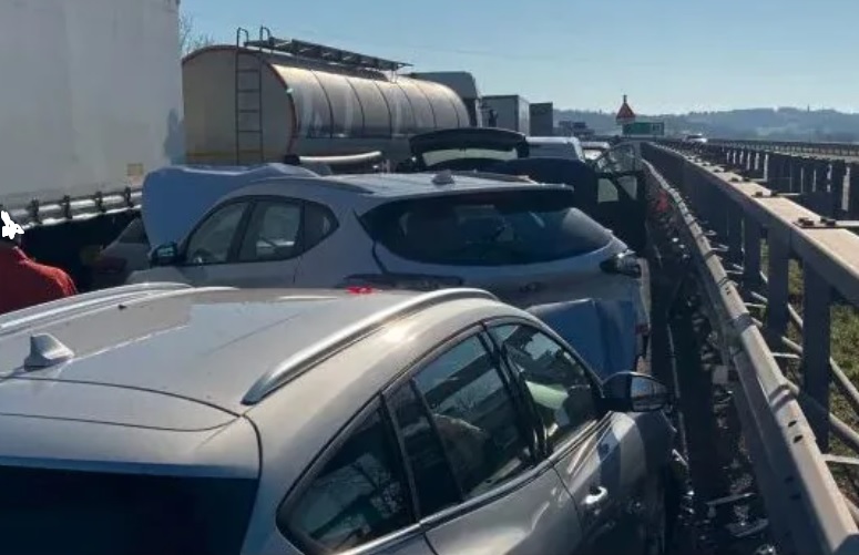Piemonte – Inferno sulla A26, maxi tamponamento, coinvolte 40 auto. Ci sono morti e feriti