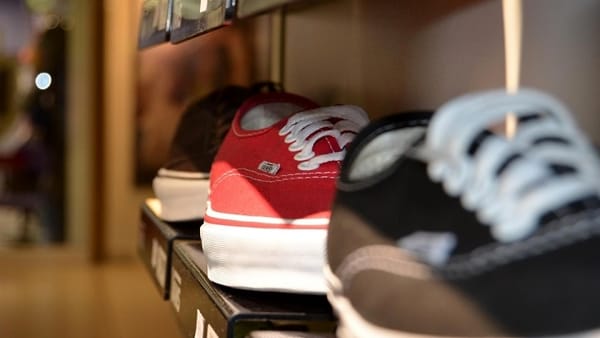 Torino – Ladro si rifà il guardaroba: indossa scarpe, felpa e giacca al supermercato e tenta di uscire senza pagare. Arrestato