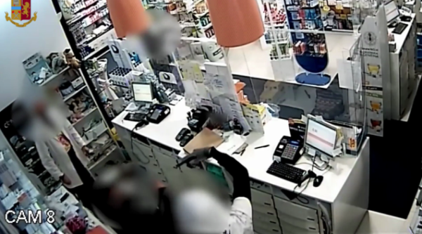 Torino – Armati rapinavano supermercati e farmacie, minacciando i dipendenti. Identificati e arrestati
