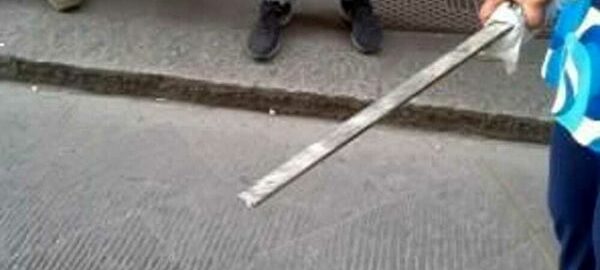 Torino – Maghrebino attacca passante in centro con spranga e coltello per rubare: arrestato