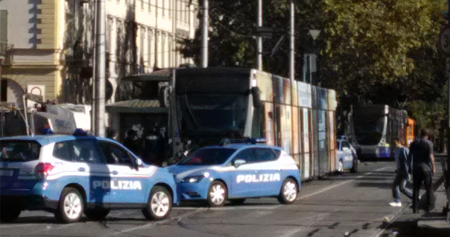 Torino – Blitz di polizia e cani antidroga sui tram ‘4’: decine di passeggeri senza biglietto, 7 con droga