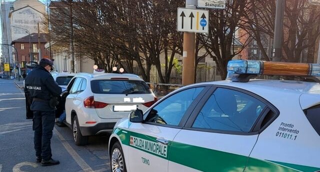 Torino – Trasporto abusivo di persone in auto, fuori Porta Nuova, Porta Susa e in centro: fermati 3 veicoli
