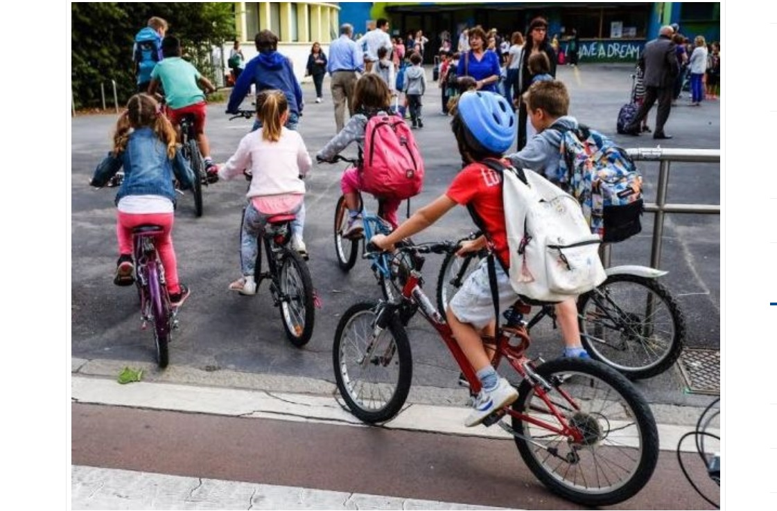A Torino la bellissima iniziativa – Domani 25 marzo tutti a scuola in bici o a piedi. Potenziato l’impiego di vigili
