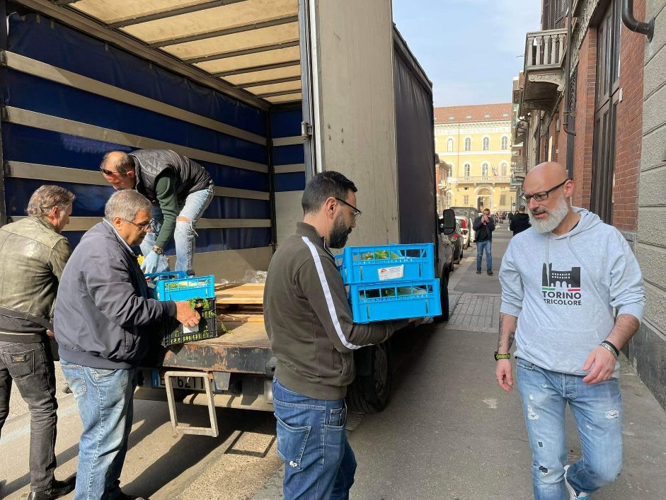 Torino – Rincari alimentari: i volontari donano 400 kg di frutta e verdura ad istituto per l’infanzia