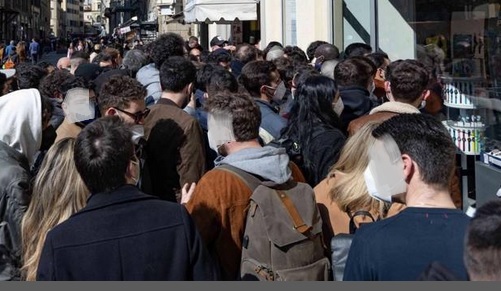 A Torino scoppia la ‘Moonwatch mania’: tutti in coda per l’orologio degli astronauti “Qui da stanotte con le coperte”