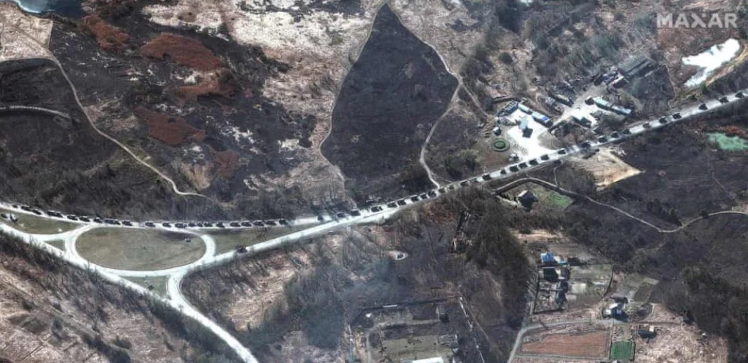 La Russia cinge d’assedio Kiev: impressionante convoglio di 60 km di mezzi militari verso la città. Bombardamento su Khariv