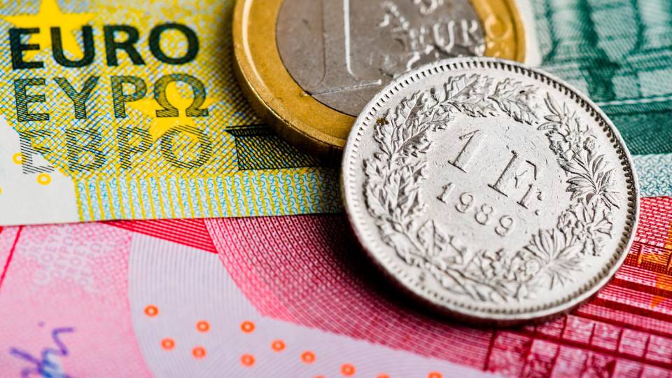 Effetto guerra – E’ corsa al Franco svizzero, quasi raggiunta la parità con l’Euro: non succedeva da 7 anni