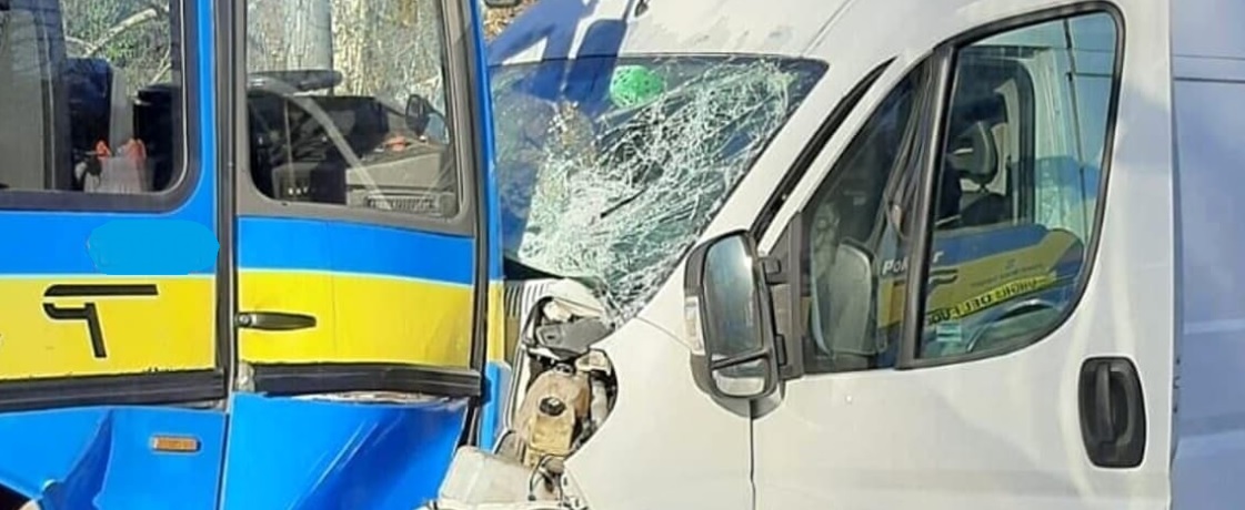 Paura nel Torinese – Scontro frontale scuolabus-furgone: 5 bimbi feriti