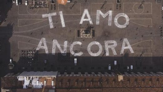 Torino – Nella notte compare la gigantesca scritta ‘Ti amo ancora’, in piazza San Carlo. Ecco il motivo