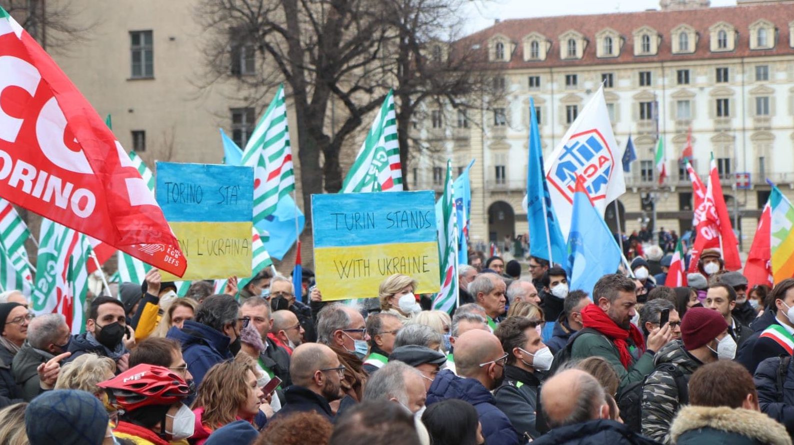 Torino si stringe in piazza Castello intorno al popolo ucraino – “Subito la pace”, la manifestazione