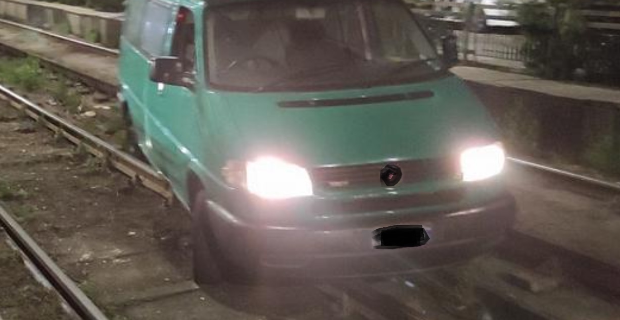 Torino – Forse ubriaca viaggia col furgone sui binari del tram, poi si incastra e rifiuta alcol test. Denunciata