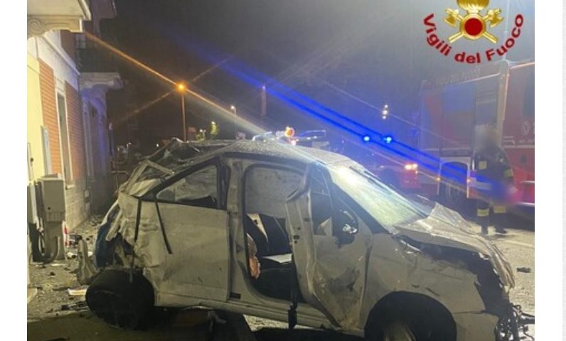 Piemonte – Perde il controllo dell’auto e distrugge una celebre statua: ferito