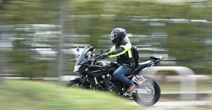 Torino – Motociclista sfreccia in città a oltre 170 km/h, proprio davanti al velox: multa da 2mila euro