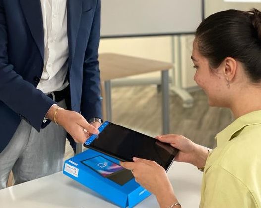 Torino – La gioia per i ragazzi, profughi dall’Ucraina. Donati i primi tablet ai giovani in età scolare FOTO