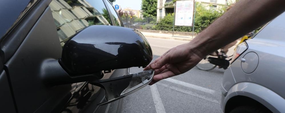 Torino – Tenta la truffa dello specchietto ai danni di un anziano: un cittadino lo vede e lo fa arrestare