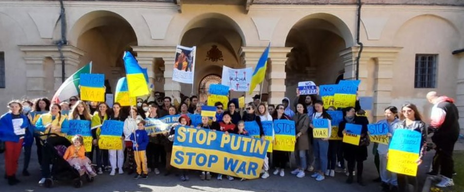 Nel Torinese un centinaio di Ucraini davanti al Comune “Orgogliosi di esporre la nostra bandiera” FOTO