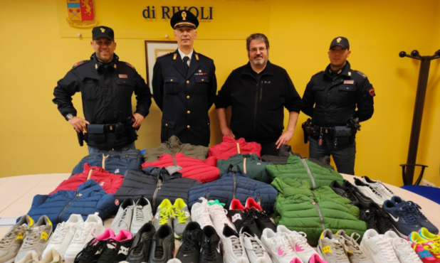 Torino – Il bel gesto della Polizia: decine di abiti e scarpe sequestrati donati ai profughi ucraini