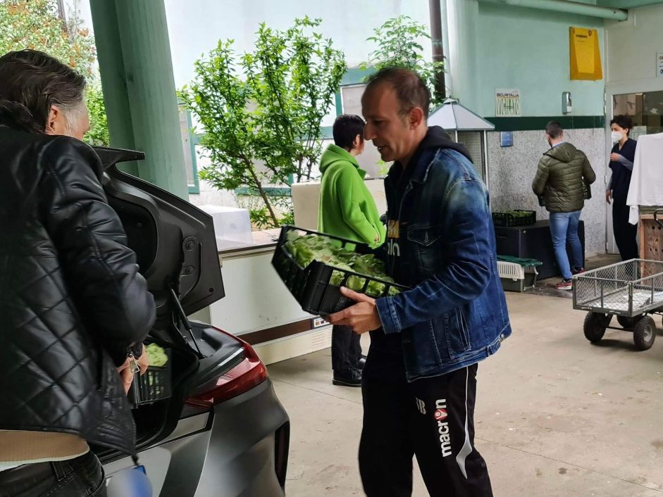 Torino – Un prezioso aiuto al centro animali non convenzionali: i volontari donano verdura e frutta fresca