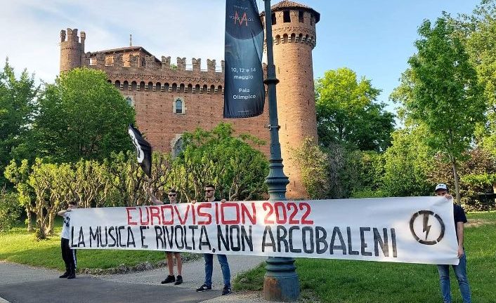 Torino – Blitz al Valentino contro l’Eurovision “La musica è rivolta, non arcobaleni”
