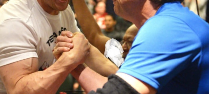 Torino – La sfida a braccio di ferro finisce in una rissa furiosa: rumeno trovato con eroina e cocaina. Arrestato