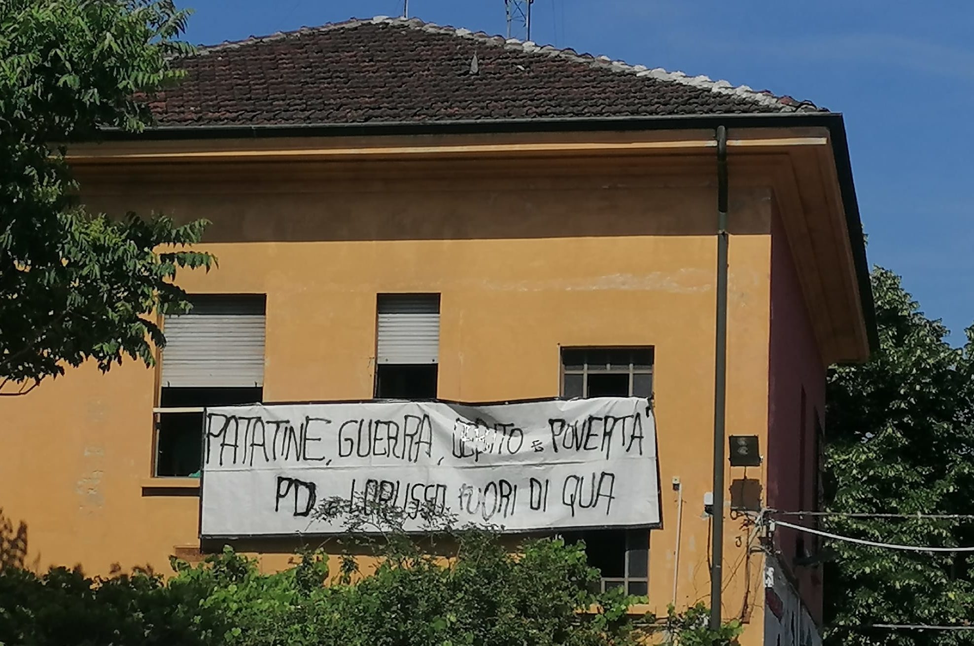 Torino – Sindaco Lo Russo duramente contestato all’inaugurazione di un campo di calcio. Volano insulti, il sindaco abbandona l’evento