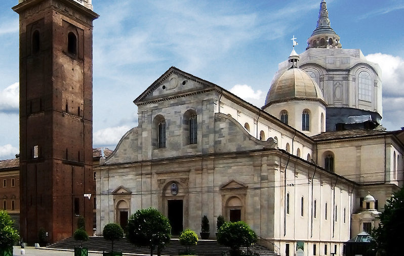 Torino – Maghrebino incappucciato e con martello forza il cantiere nella piazza del Duomo: inseguito e arrestato