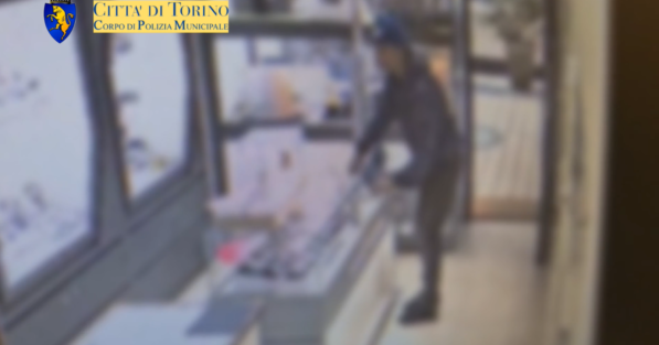 Torino – Deruba noto orologiaio del centro storico e gli rompe un dito: inseguito e arrestato