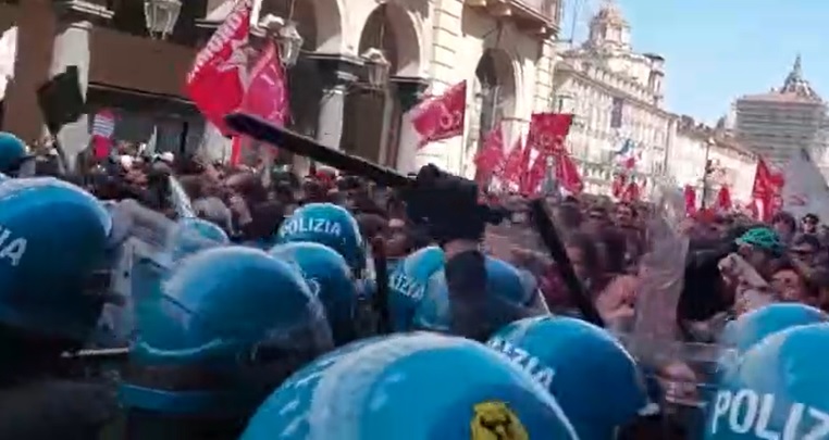 Torino – Scontri e manganellate al corteo 1° Maggio: 10 feriti fra i poliziotti