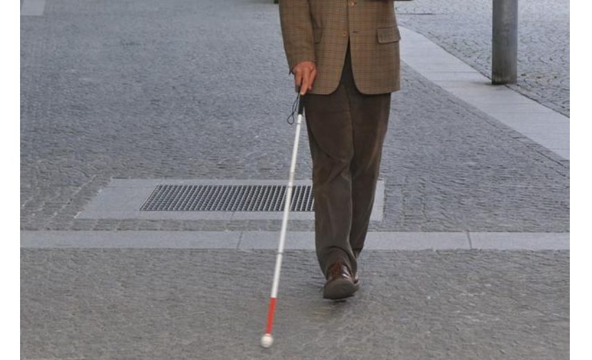 A Torino ancora troppo numerose le difficoltà per i non vedenti: dal lavoro ai trasporti, agli ostacoli in strada. Lo studio