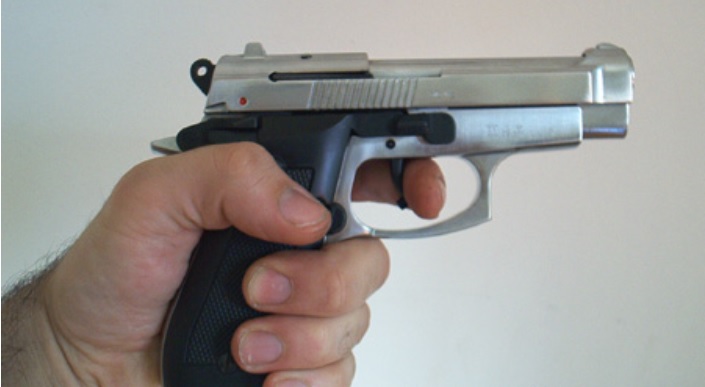 Follia nel Torinese – Il Karaoke lo disturba, lui si presenta al bar con la pistola e minaccia tutti: “Ho un’arma vera”