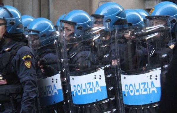 Torino – Tensione al corteo 1°Maggio: scontro fra rider e polizia
