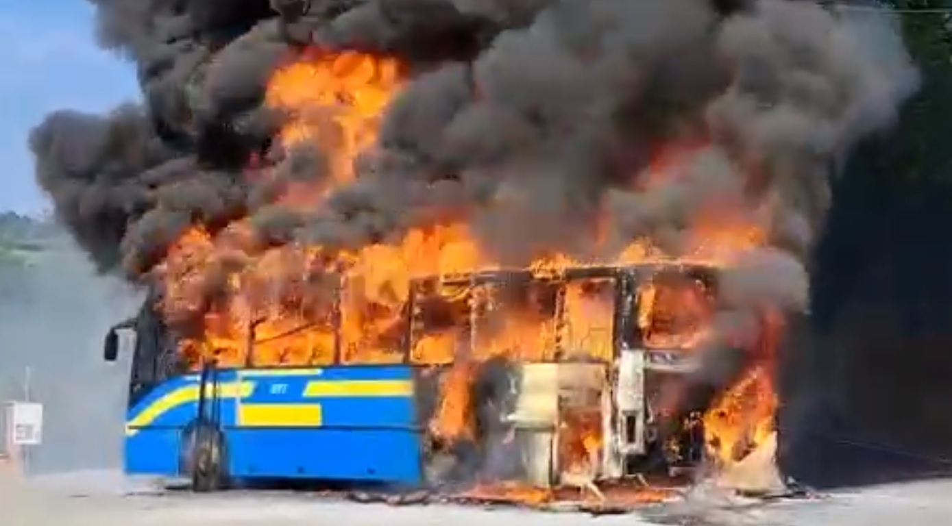 Paura nel Torinese – Un altro mezzo Gtt va a fuoco in mezzo alla strada: l’autista mette in salvo i passeggeri  VIDEO