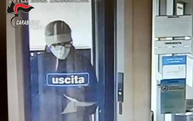 Torino – Rapina in banca in stile Inside Man: clienti e dipendenti immobilizzati. Sei arresti