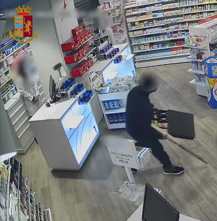 Torino – Fermato l’incubo delle farmacie: 12 colpi in pochi mesi, con cappuccio e mascherina Covid. Arrestato