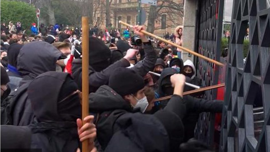 Torino – Assalto con bastoni a Confindustria durante il corteo studenti: 11 misure cautelari