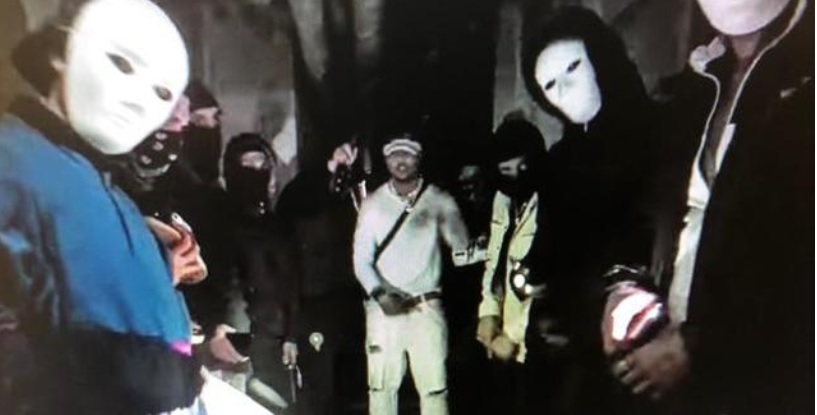 Piemonte – Si filmano per un video rap con coltelli, revolver, machete. Giovani denunciati: i carabinieri trovano un arsenale